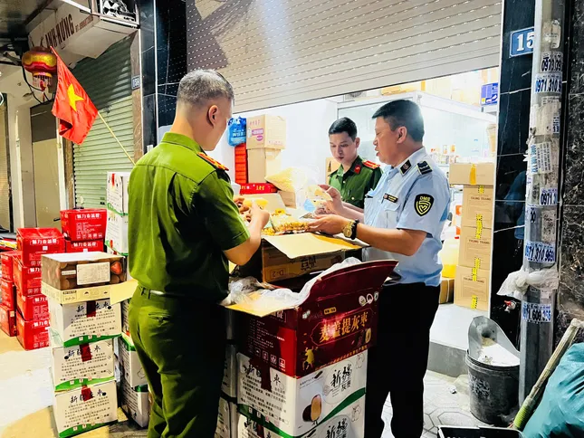 Công an Hà Nội tăng cường kiểm tra vi phạm pháp luật tại La Phù - Ảnh 1.