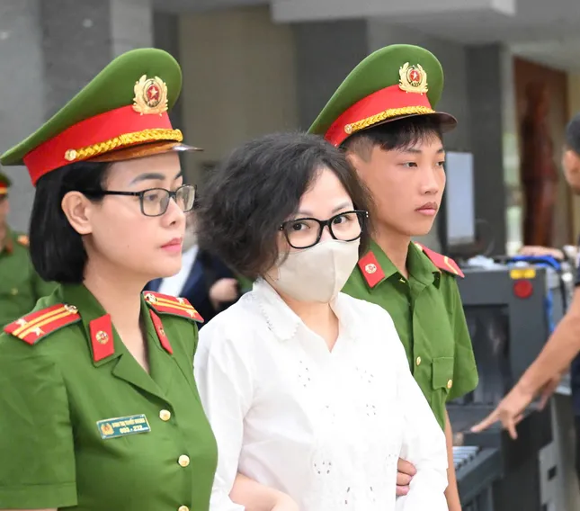 Cựu Chủ tịch Tập đoàn FLC Trịnh Văn Quyết dẫn giải đến tòa phúc thẩm hôm nay - Ảnh 1.