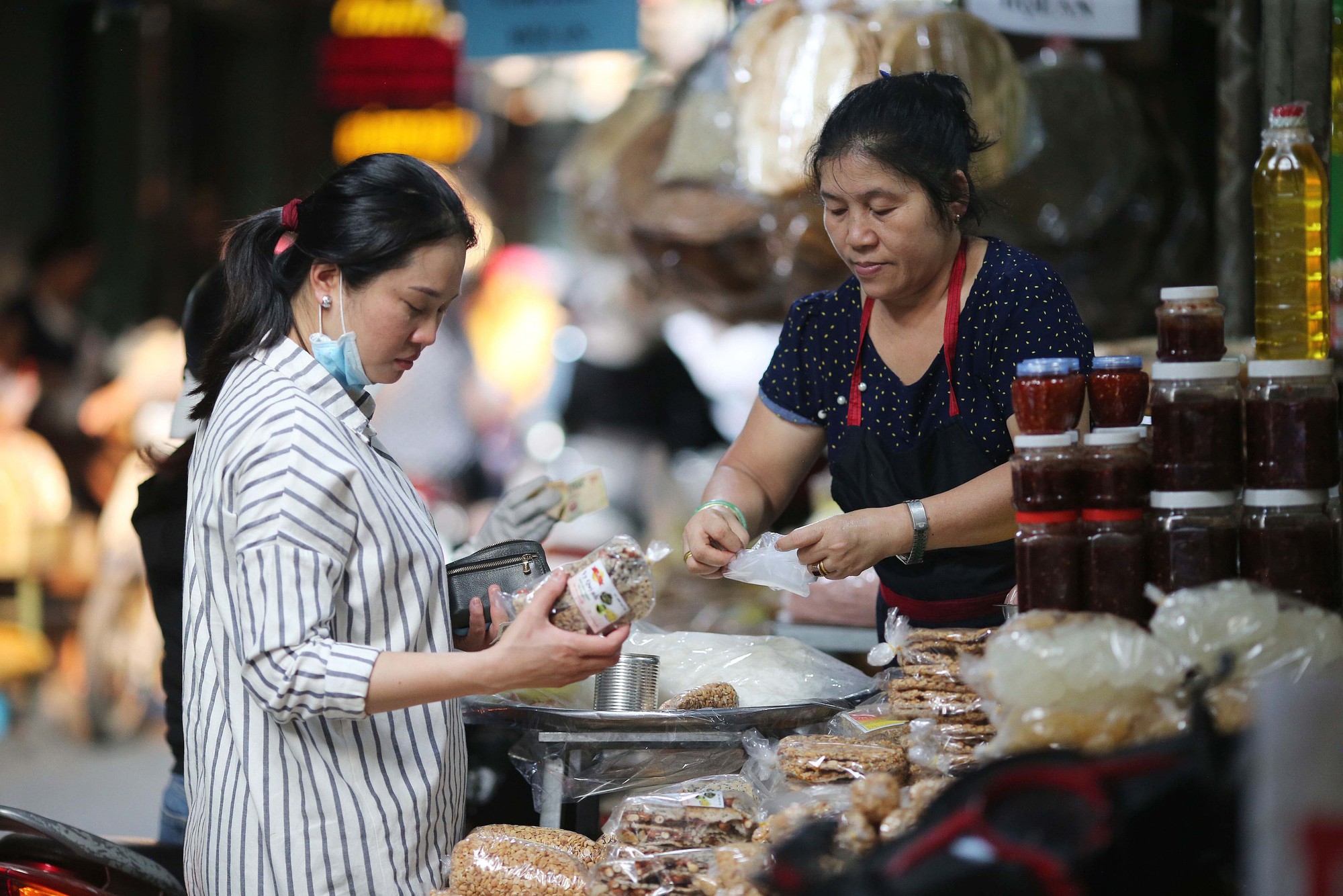 Bộ Công Thương chỉ cách giúp tiểu thương chợ truyền thống bán rau, bán cá… “lên sàn” - Ảnh 1. Bộ Công Thương chỉ cách giúp tiểu thương chợ truyền thống bán rau, bán cá… “lên sàn” - Ảnh 1.