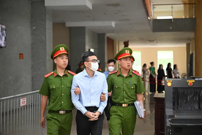 Cựu Chủ tịch Tập đoàn FLC Trịnh Văn Quyết dẫn giải đến tòa phúc thẩm hôm nay - Ảnh 4.