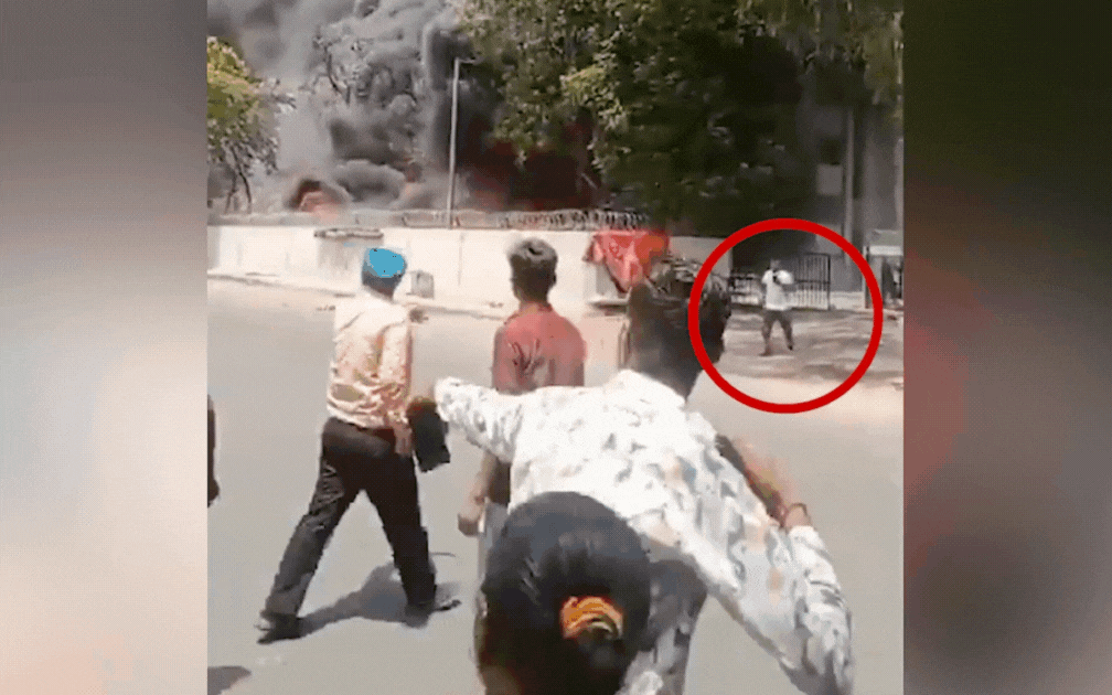 Video sốc mới được công bố: Người sống sót duy nhất trên máy bay Air India đi bộ bước ra khỏi vụ nổ phía sau- Ảnh 1. Video sốc mới được công bố: Người sống sót duy nhất trên máy bay Air India đi bộ bước ra khỏi vụ nổ phía sau- Ảnh 1.