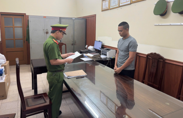 Chủ kênh TikTok "Gia đình Hải Sen" bị bắt: Từng "phất lên như diều gặp gió", khoe sổ đỏ cả chồng - Ảnh 2. Chủ kênh TikTok "Gia đình Hải Sen" bị bắt: Từng "phất lên như diều gặp gió", khoe sổ đỏ cả chồng - Ảnh 2.