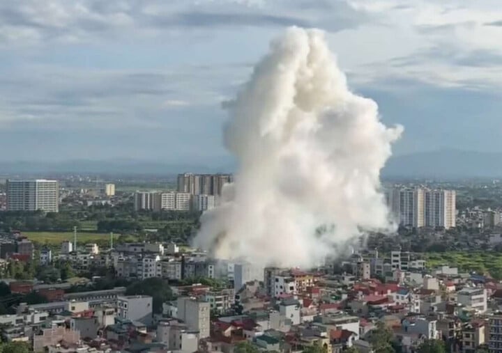 Ngôi nhà bốc cháy ở Hà Nội: Tiếng nổ lớn và nỗi sợ hãi kéo dài - Ảnh 1.