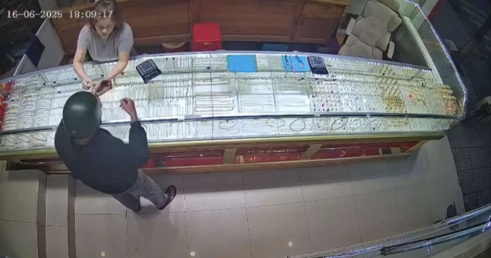 Kẻ cướp tiệm vàng ở Lâm Đồng sa lưới khi xuống… máy bay- Ảnh 1.