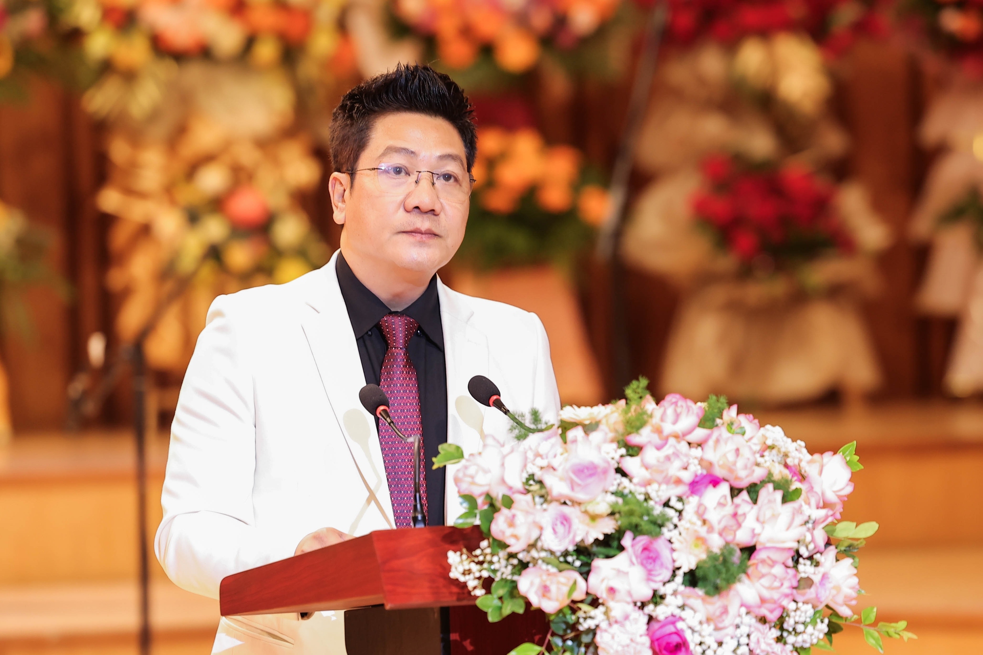 Mẹ và vợ bên cạnh NSND Quốc Hưng trong ngày nhậm chức Giám đốc Học viện Âm nhạc Quốc gia Việt Nam - Ảnh 2. Mẹ và vợ bên cạnh NSND Quốc Hưng trong ngày nhậm chức Giám đốc Học viện Âm nhạc Quốc gia Việt Nam - Ảnh 2.
