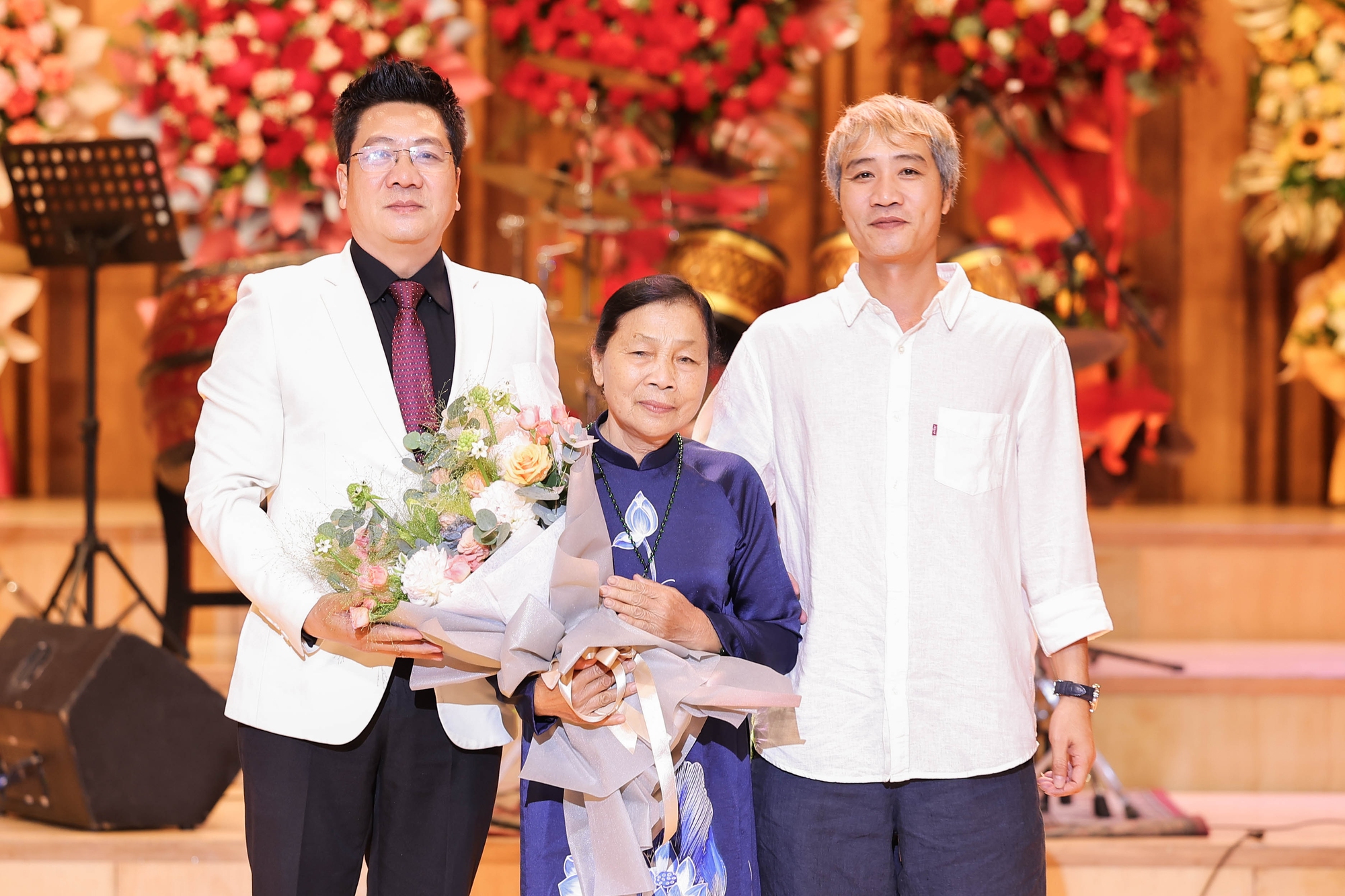Mẹ và vợ bên cạnh NSND Quốc Hưng trong ngày nhậm chức Giám đốc Học viện Âm nhạc Quốc gia Việt Nam - Ảnh 3. Mẹ và vợ bên cạnh NSND Quốc Hưng trong ngày nhậm chức Giám đốc Học viện Âm nhạc Quốc gia Việt Nam - Ảnh 3.