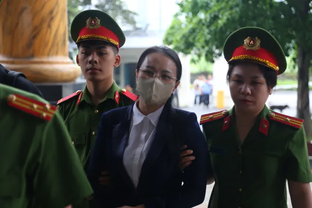 Cựu Chủ tịch Tập đoàn FLC Trịnh Văn Quyết dẫn giải đến tòa phúc thẩm hôm nay - Ảnh 3.