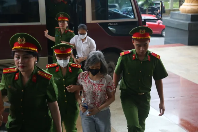 Cựu Chủ tịch Tập đoàn FLC Trịnh Văn Quyết dẫn giải đến tòa phúc thẩm hôm nay - Ảnh 9.