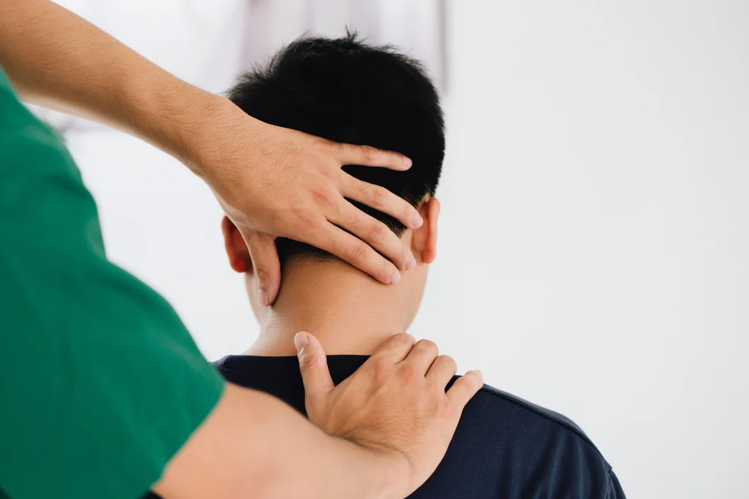 Mát xa cổ vai gáy, người đàn ông liệt luôn 2 chân- Ảnh 1.