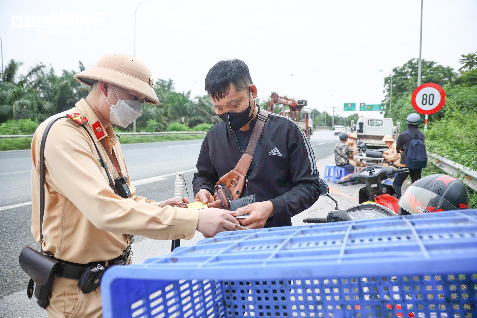Nhiều tài xế xe máy thách thức 'tử thần', ngang nhiên lao vào cao tốc - Ảnh 6.