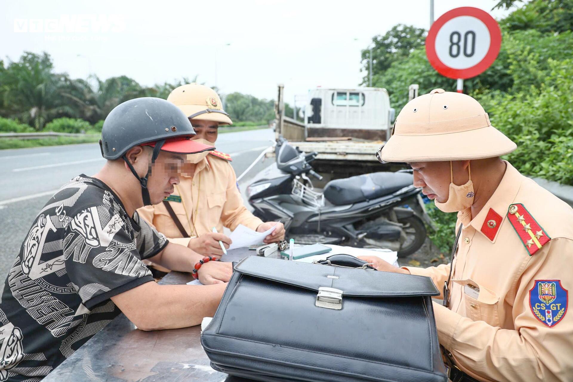 Nhiều tài xế xe máy thách thức 'tử thần', ngang nhiên lao vào cao tốc - Ảnh 8.