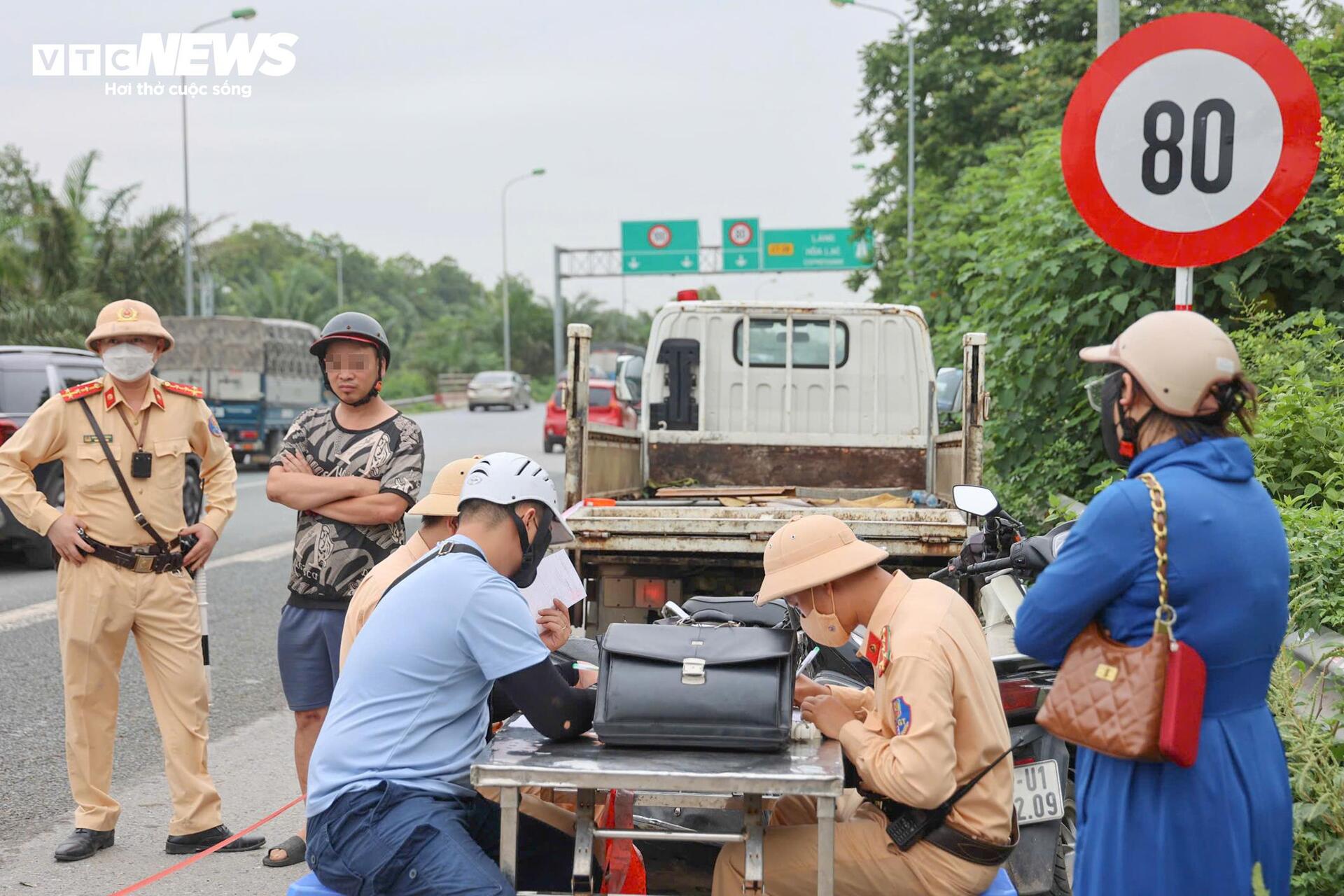 Nhiều tài xế xe máy thách thức 'tử thần', ngang nhiên lao vào cao tốc - Ảnh 12.