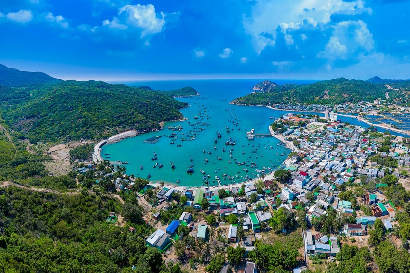 Nơi thuộc "Vùng ít bão nhất Việt Nam" có khách sạn 6 sao đắt đỏ, sở hữu vườn quốc gia UNESCO công nhận - Ảnh 1.