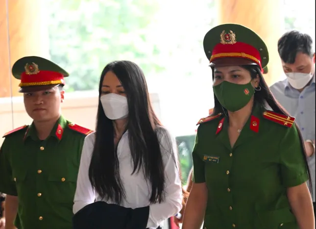 Cựu Chủ tịch Tập đoàn FLC Trịnh Văn Quyết dẫn giải đến tòa phúc thẩm hôm nay - Ảnh 2.