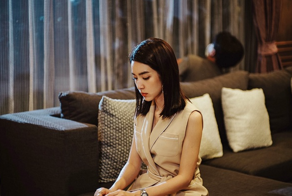 Bố chồng mất, tôi lặng lẽ lau ảnh thờ thì thấy phía sau có dòng chữ khiến tôi run lẩy bẩy, không biết phải sống sao- Ảnh 1.