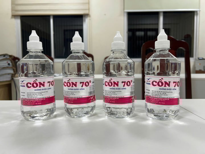 Bóc trần chiêu trò sản xuất cồn y tế giả của Phó Chủ tịch thị trấn Chúc Sơn - Ảnh 2. Bóc trần chiêu trò sản xuất cồn y tế giả của Phó Chủ tịch thị trấn Chúc Sơn - Ảnh 2.