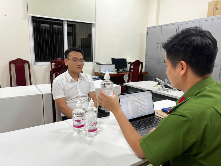 Bóc trần chiêu trò sản xuất cồn y tế giả của Phó Chủ tịch thị trấn Chúc Sơn - Ảnh 1. Bóc trần chiêu trò sản xuất cồn y tế giả của Phó Chủ tịch thị trấn Chúc Sơn - Ảnh 1.