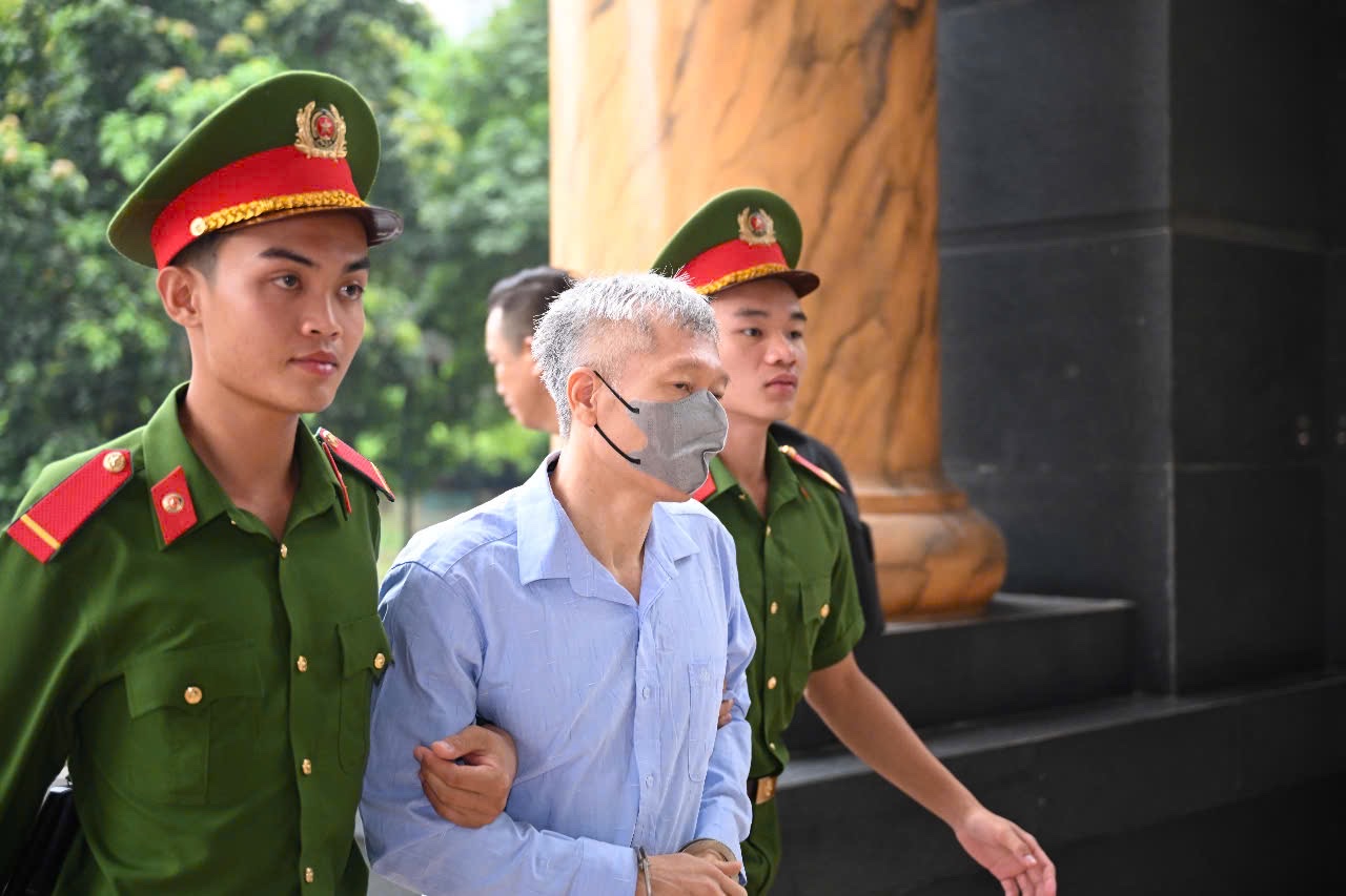 Cựu Chủ tịch FLC Trịnh Văn Quyết vắng mặt tại Phi&ecirc;n t&ograve;a ph&uacute;c thẩm h&ocirc;m nay - Ảnh 15.