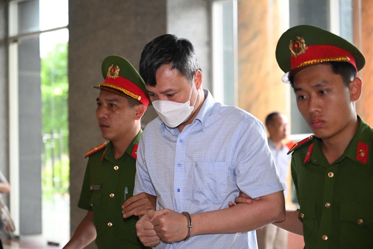 Cựu Chủ tịch FLC Trịnh Văn Quyết vắng mặt tại Phi&ecirc;n t&ograve;a ph&uacute;c thẩm h&ocirc;m nay - Ảnh 8.