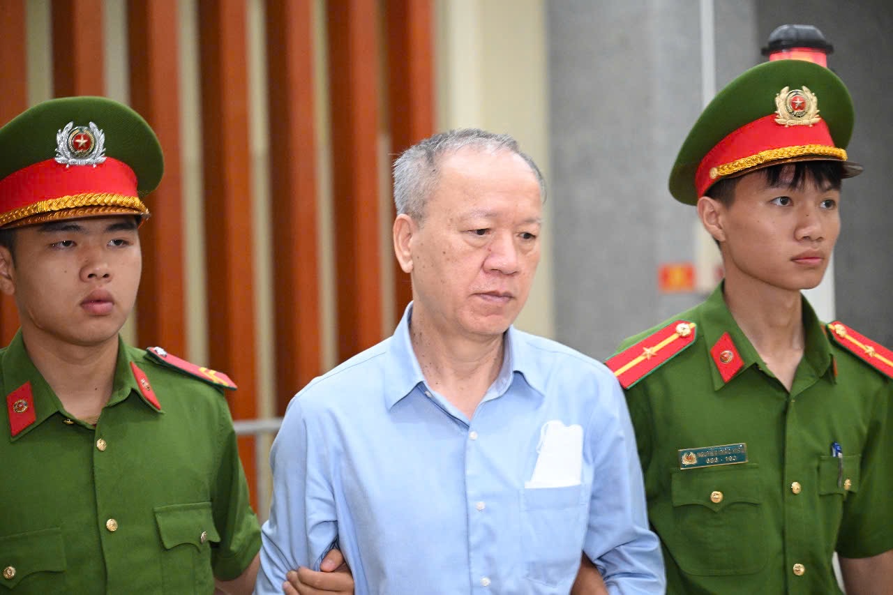 Cựu Chủ tịch FLC Trịnh Văn Quyết vắng mặt tại Phi&ecirc;n t&ograve;a ph&uacute;c thẩm h&ocirc;m nay - Ảnh 14.