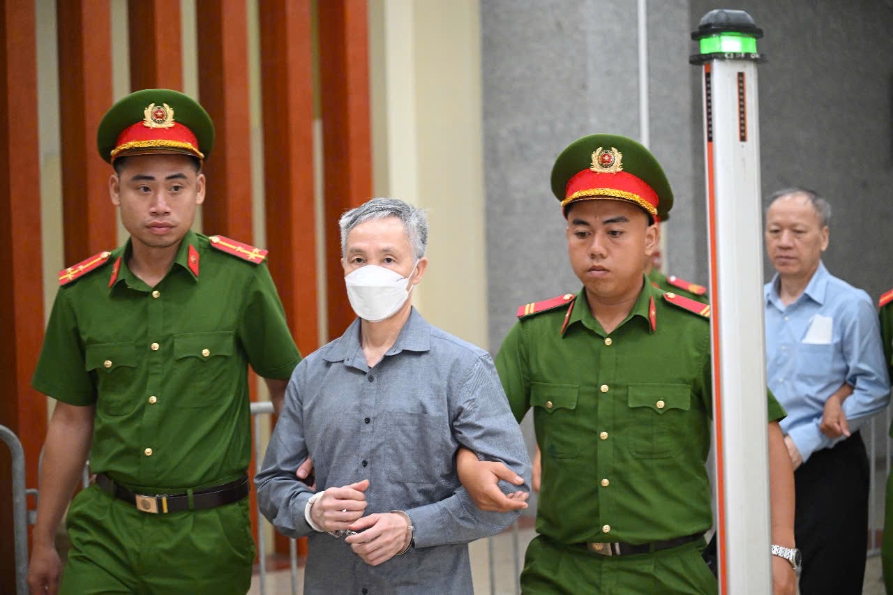 Cựu Chủ tịch FLC Trịnh Văn Quyết vắng mặt tại Phi&ecirc;n t&ograve;a ph&uacute;c thẩm h&ocirc;m nay - Ảnh 9.