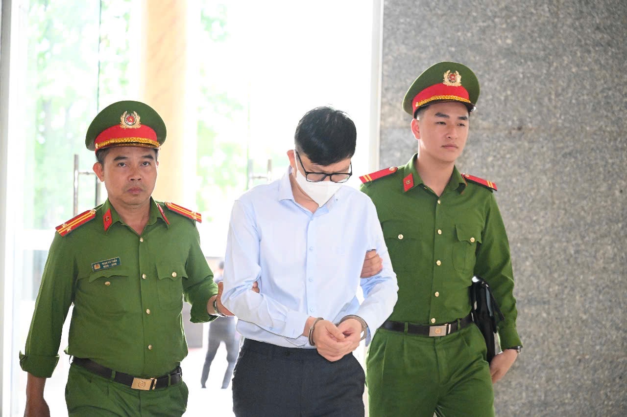 Cựu Chủ tịch FLC Trịnh Văn Quyết vắng mặt tại Phi&ecirc;n t&ograve;a ph&uacute;c thẩm h&ocirc;m nay - Ảnh 11.