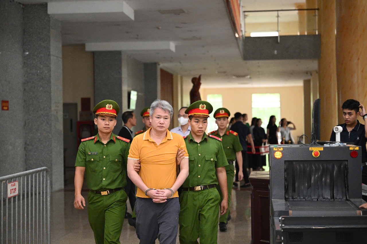 Cựu Chủ tịch FLC Trịnh Văn Quyết vắng mặt tại Phi&ecirc;n t&ograve;a ph&uacute;c thẩm h&ocirc;m nay - Ảnh 12.