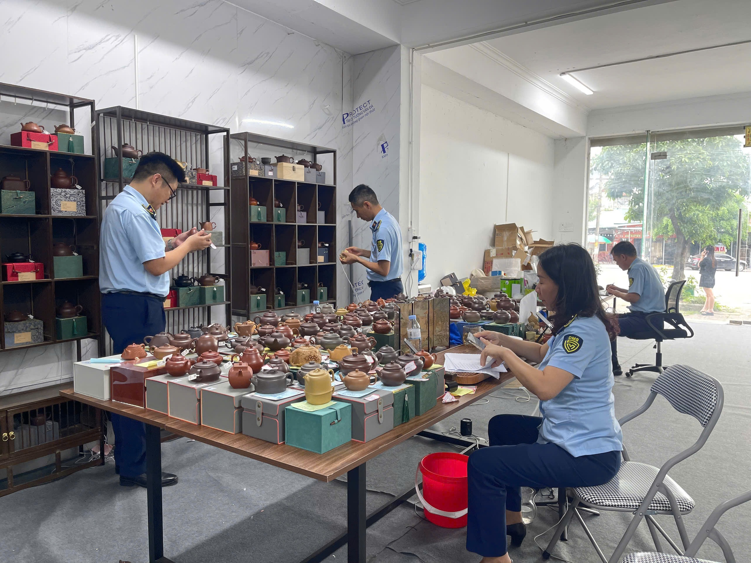 Khám xét 20 chiếc thùng nhựa ở Quảng Ninh, phát hiện sự thật bên trong - Ảnh 2.