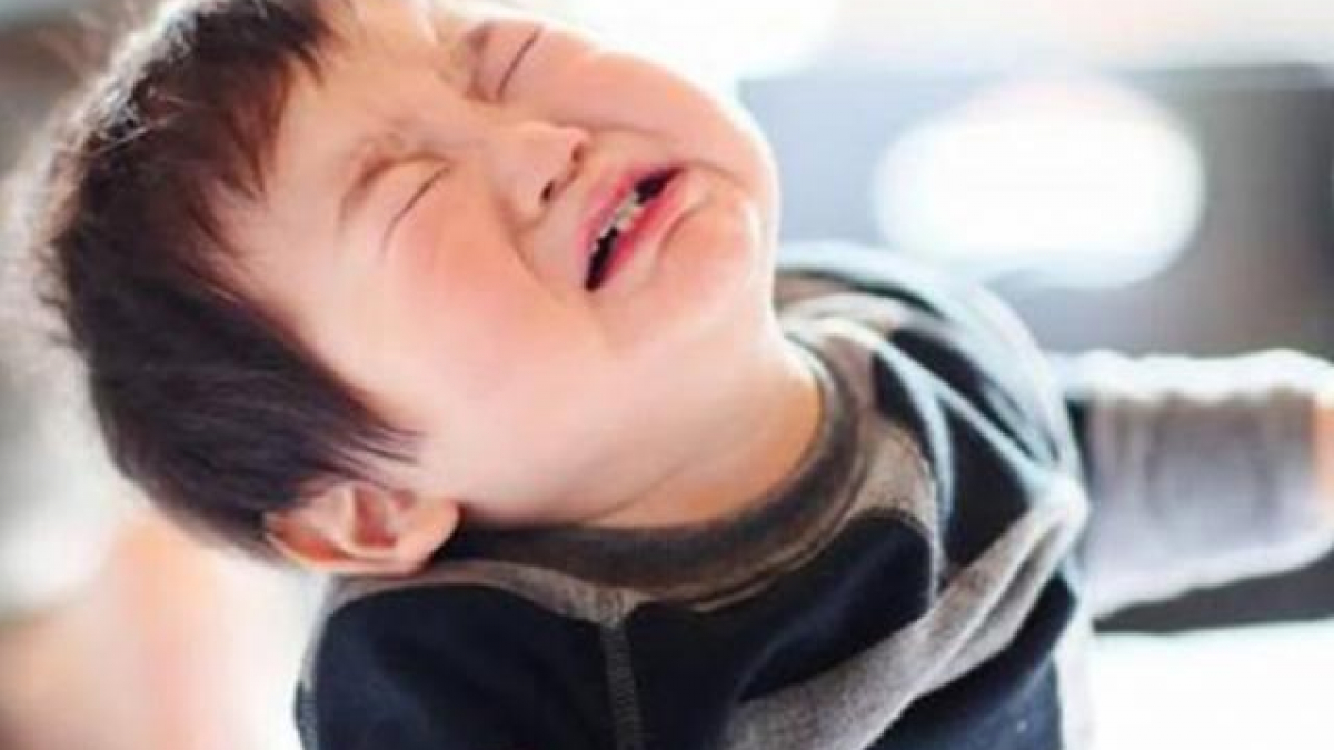 Nhờ bố chồng trông con 3 tiếng, ông mải xem livestream đá gà đến quên luôn cháu ngoài đường- Ảnh 1.