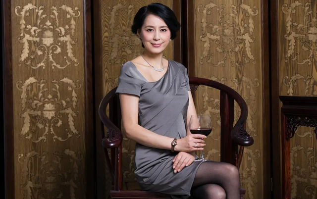 Bố tôi tái hôn với một người phụ nữ hơn ông 6 tuổi, từ ngày đầu dọn về sống chung, tôi choáng váng vì mọi thứ xung quanh- Ảnh 1.