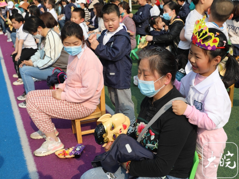 1000 trẻ mẫu giáo bỗng trở thành "nhân viên mát xa”, phải quỳ xuống rửa chân cho người lớn - Ảnh 2. 1000 trẻ mẫu giáo bỗng trở thành "nhân viên mát xa”, phải quỳ xuống rửa chân cho người lớn - Ảnh 2.