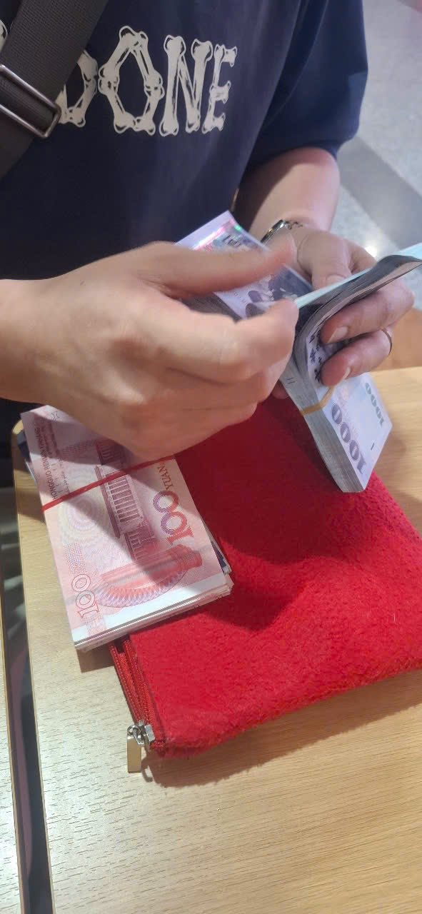 Hành khách quên ba lô chứa 100 . 000 Nhân dân tệ tại sân bay Nội Bài - Ảnh 2. Hành khách quên ba lô chứa 100 . 000 Nhân dân tệ tại sân bay Nội Bài - Ảnh 2.