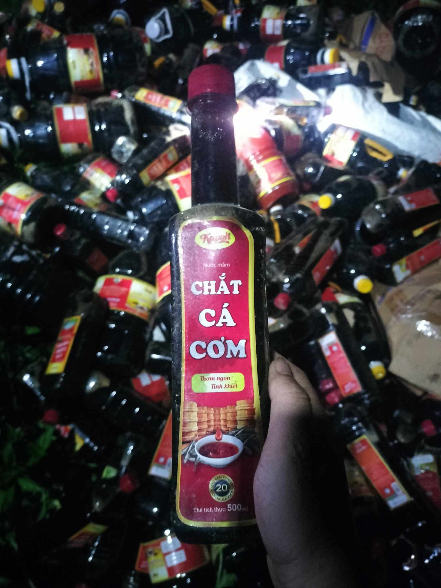 Cả ngàn chai nước mắm Quảng Nam bị vứt bỏ bên đường không rõ nguồn gốc - Ảnh 2.