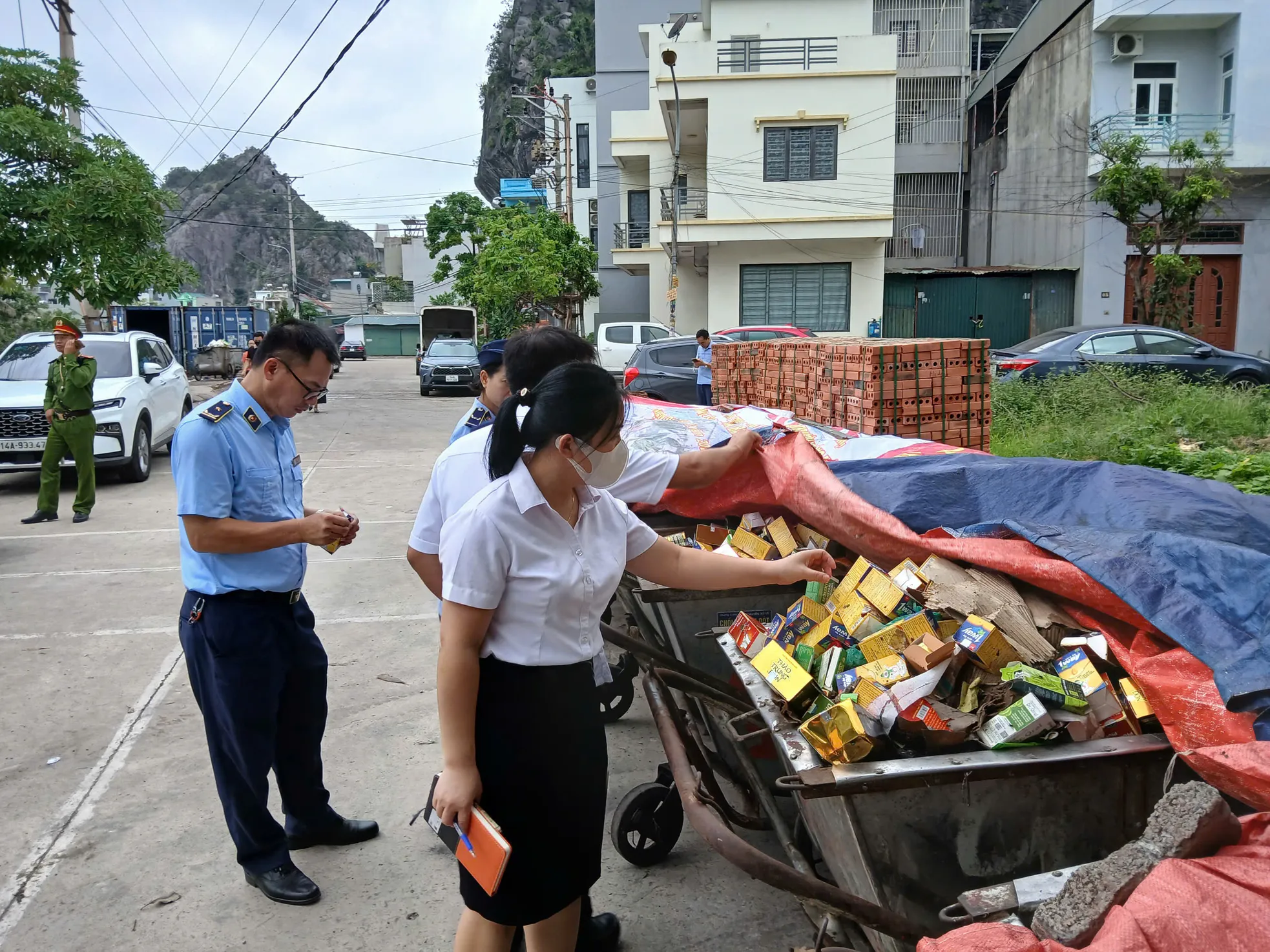 Phát hiện hàng vạn hộp thực phẩm chức năng hết hạn tại điểm tập kết rác Hạ Long - Ảnh 3.