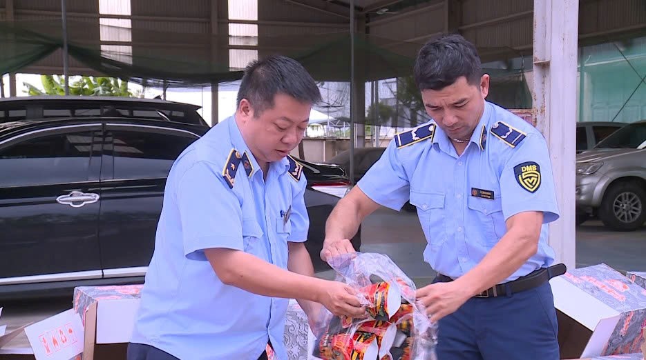 Tiêu hủy gần 2 . 000 Gói bim bim giả mạo nhãn hiệu Tăm cay Bà Tuyết - Ảnh 2.