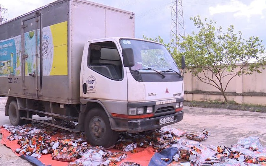 Tiêu hủy gần 2 . 000 Gói bim bim giả mạo nhãn hiệu Tăm cay Bà Tuyết - Ảnh 1.