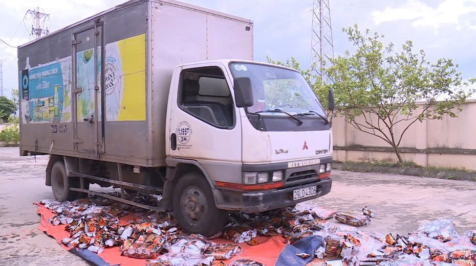 Tiêu hủy gần 2 . 000 Gói bim bim giả mạo nhãn hiệu Tăm cay Bà Tuyết - Ảnh 3.