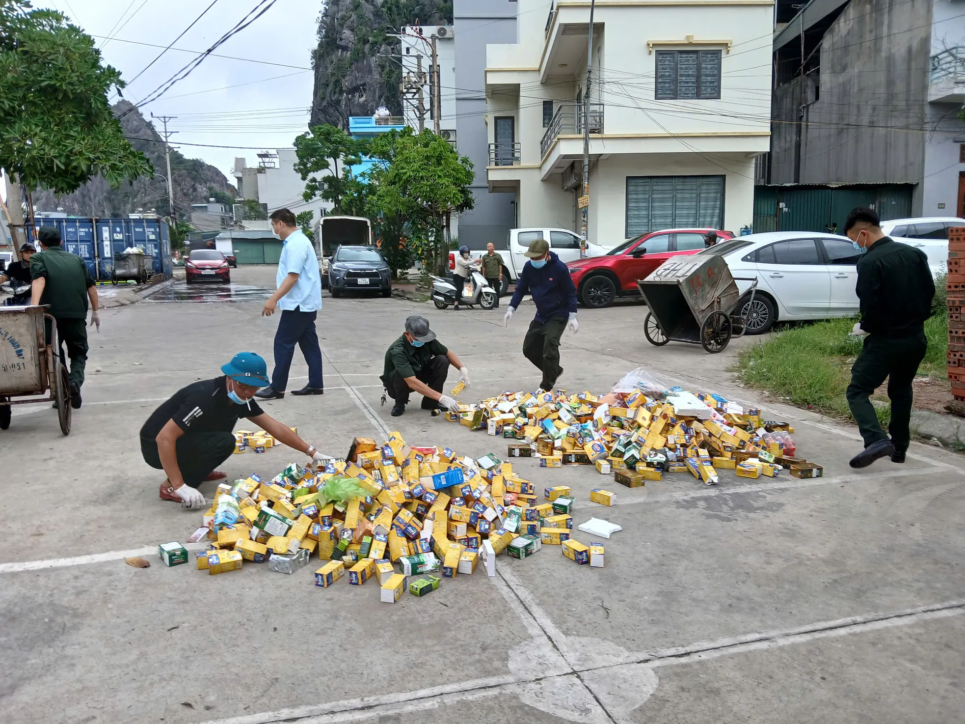 Phát hiện hàng vạn hộp thực phẩm chức năng hết hạn tại điểm tập kết rác Hạ Long - Ảnh 6.