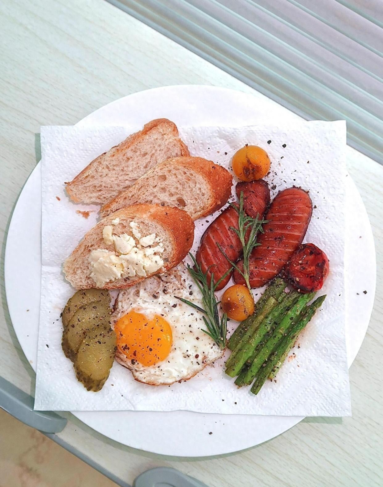 Cảnh b&aacute;o: Loại giấy n&agrave;y tuyệt đối kh&ocirc;ng được tiếp x&uacute;c với thực phẩm! H&agrave;ng triệu người đang v&ocirc; t&igrave;nh sử dụng sai- Ảnh 1.