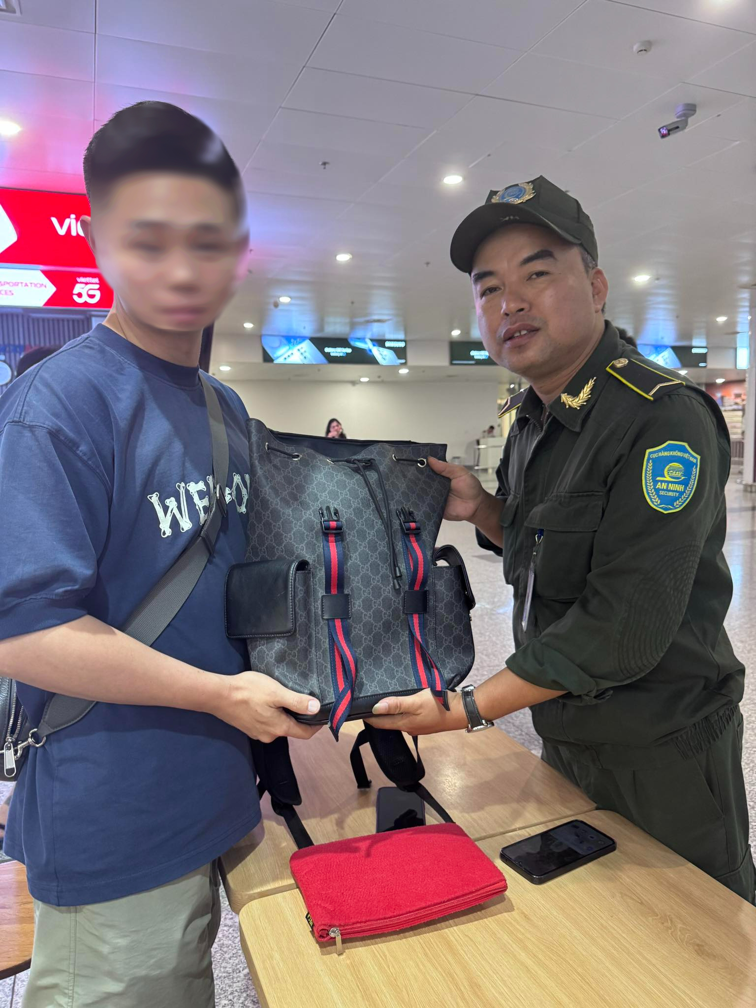 Hành khách quên ba lô chứa 100 . 000 Nhân dân tệ tại sân bay Nội Bài - Ảnh 1. Hành khách quên ba lô chứa 100 . 000 Nhân dân tệ tại sân bay Nội Bài - Ảnh 1.