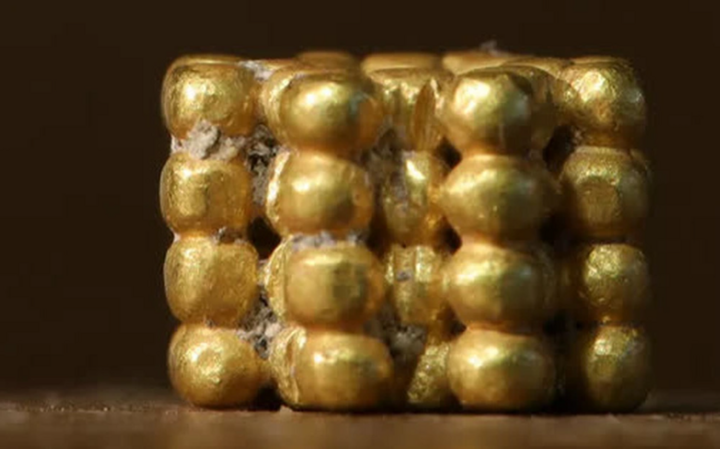 Cậu b&eacute; 9 tuổi đ&agrave;o được bảo vật v&agrave;ng r&ograve;ng 3.000 năm khiến giới khảo cổ sửng sốt- Ảnh 1.