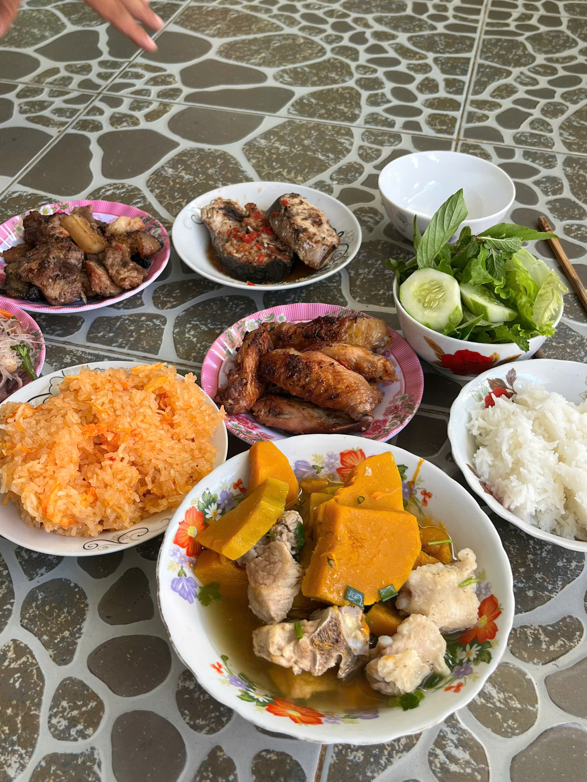 Bị công ty cho nghỉ việc, "dạt" ngay ra đảo Phú Quý sống dài ngày: Cách chi tiêu sau khi thất nghiệp mới sốc - Ảnh 7. Bị công ty cho nghỉ việc, "dạt" ngay ra đảo Phú Quý sống dài ngày: Cách chi tiêu sau khi thất nghiệp mới sốc - Ảnh 7.