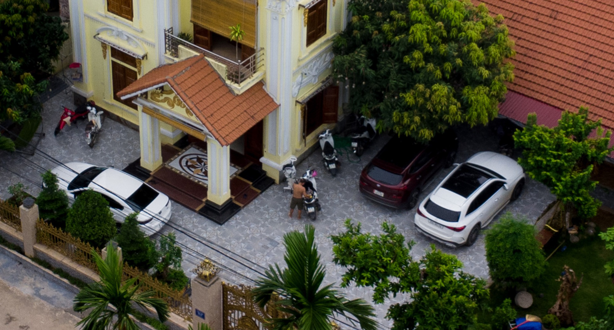 Hàng xóm tiết lộ bất ngờ bên trong nơi ở của TikToker "Gia đình Hải Sen" vừa bị bắt- Ảnh 2. Hàng xóm tiết lộ bất ngờ bên trong nơi ở của TikToker "Gia đình Hải Sen" vừa bị bắt- Ảnh 2.