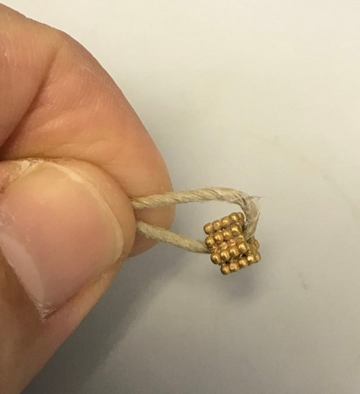 Cậu b&eacute; 9 tuổi đ&agrave;o được bảo vật v&agrave;ng r&ograve;ng 3.000 năm khiến giới khảo cổ sửng sốt- Ảnh 2.