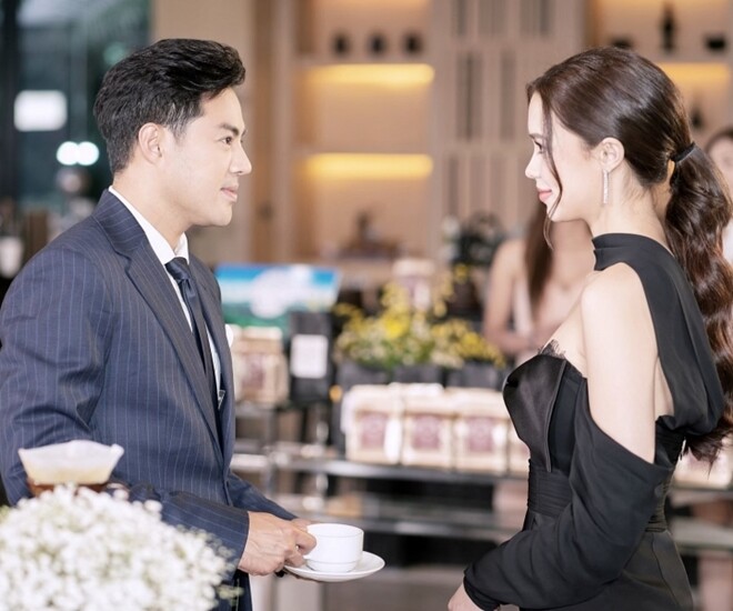 Vợ cũ bất ngờ xuất hiện giữa buổi họp lớp, xinh đẹp đến đau lòng nhưng thứ khiến tôi bẽ bàng lại nằm trong tay cô ấy- Ảnh 1.