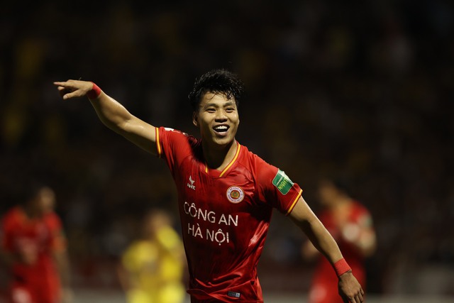 Vũ Văn Thanh vô địch V.League 2023 cùng CLB CAHN