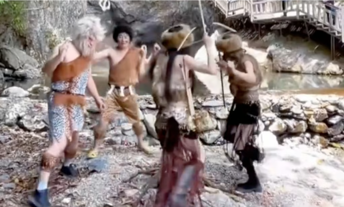 Một khu du lịch tuyển nhân viên lương 1,8 triệu/ngày: Chỉ cần "gừ gừ" với khách nhưng có một yêu cầu đáng sợ - Ảnh 1. Một khu du lịch tuyển nhân viên lương 1,8 triệu/ngày: Chỉ cần "gừ gừ" với khách nhưng có một yêu cầu đáng sợ - Ảnh 1.