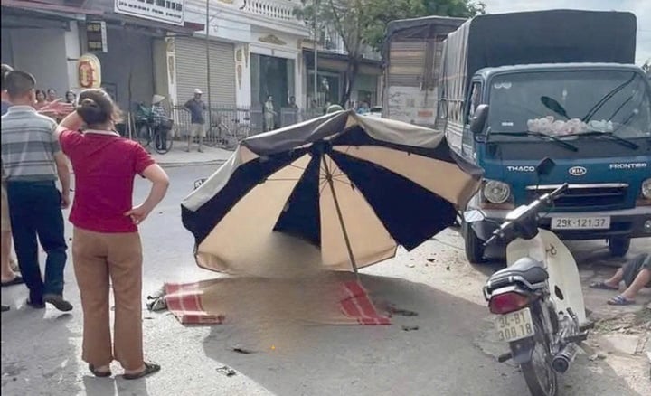 Ba người trong gia đình thương vong sau vụ tai nạn xe tải ở Hải Dương - Ảnh 1. Ba người trong gia đình thương vong sau vụ tai nạn xe tải ở Hải Dương - Ảnh 1.