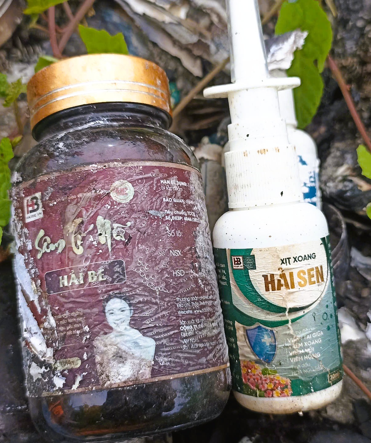 Sản phẩm ghi "Hải Sen" vứt thành đống, đốt cháy nham nhở gần nhà "TikToker Hải Sen" vừa bị bắt- Ảnh 3. Sản phẩm ghi "Hải Sen" vứt thành đống, đốt cháy nham nhở gần nhà "TikToker Hải Sen" vừa bị bắt- Ảnh 3.