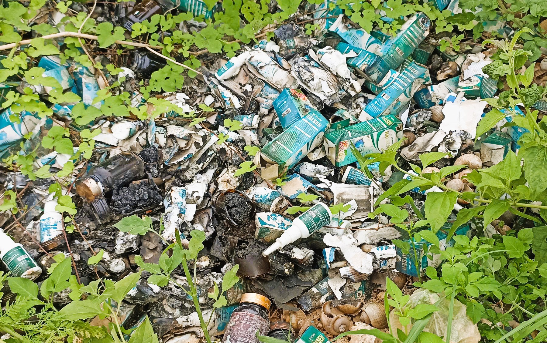 Sản phẩm ghi "Hải Sen" vứt thành đống, đốt cháy nham nhở gần nhà "TikToker Hải Sen" vừa bị bắt- Ảnh 1. Sản phẩm ghi "Hải Sen" vứt thành đống, đốt cháy nham nhở gần nhà "TikToker Hải Sen" vừa bị bắt- Ảnh 1.